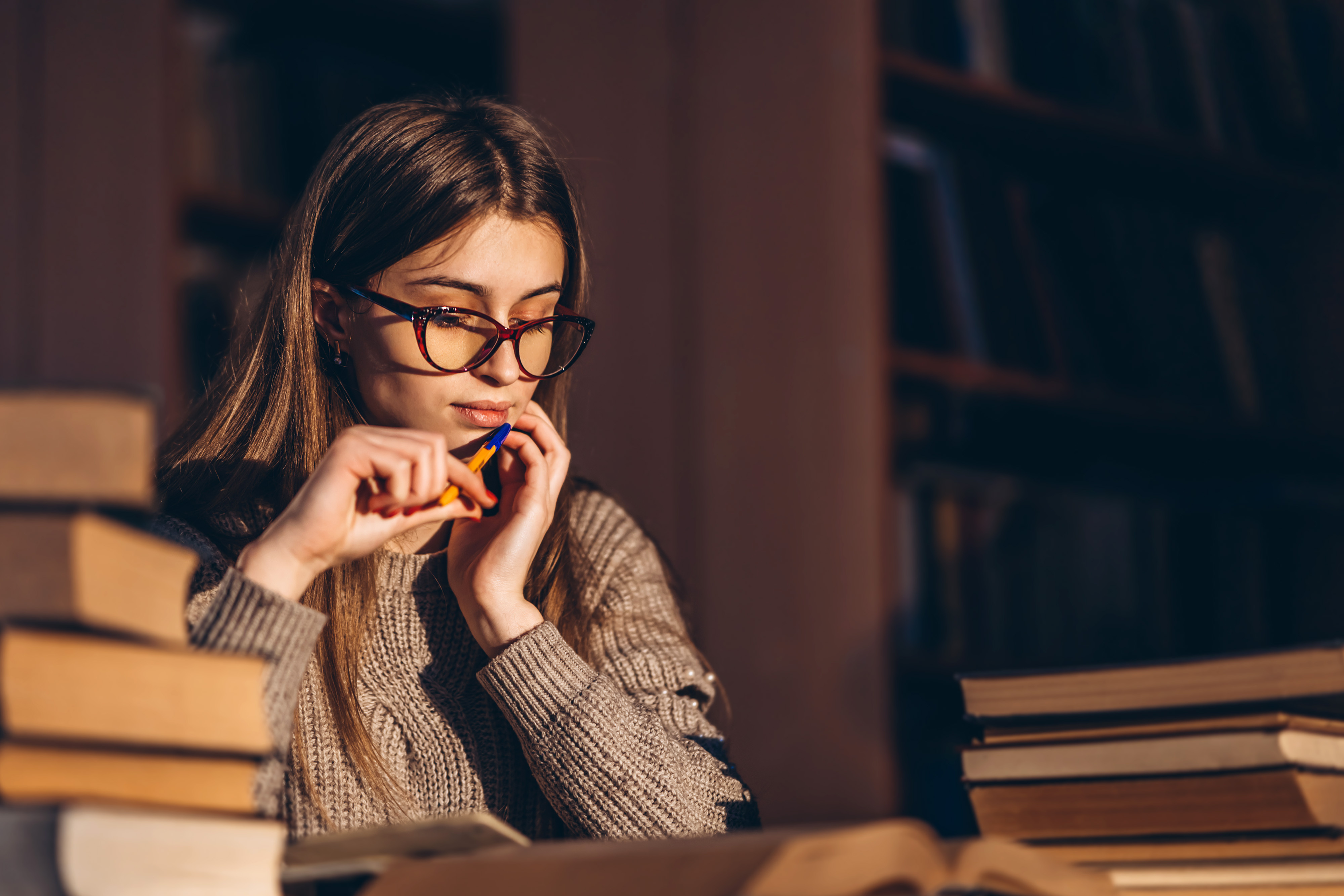 StudentGirlGlassesBooks_39227356-3b57-47a6-aee4-624b3ac32f10